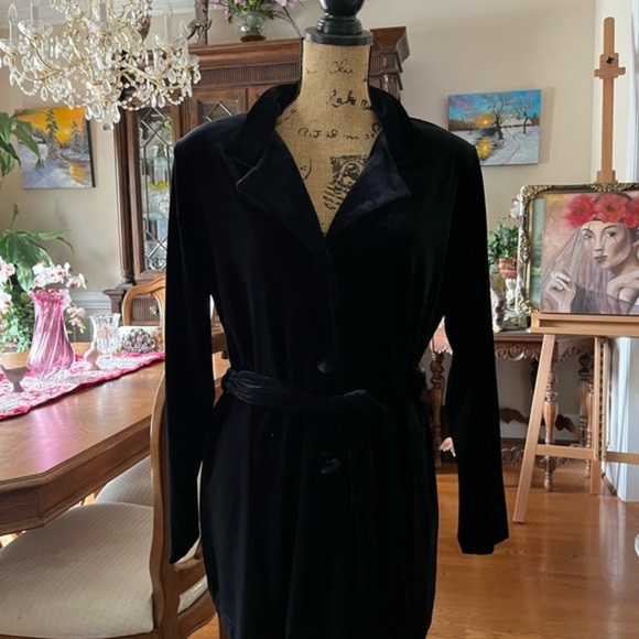 Chic Black Velvet button jacket with belt - Picture 2 of 16